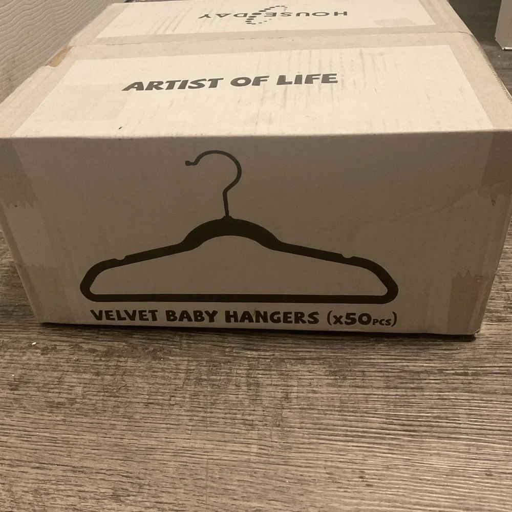 House Day Velvet Baby Hangers with Silver Hooks